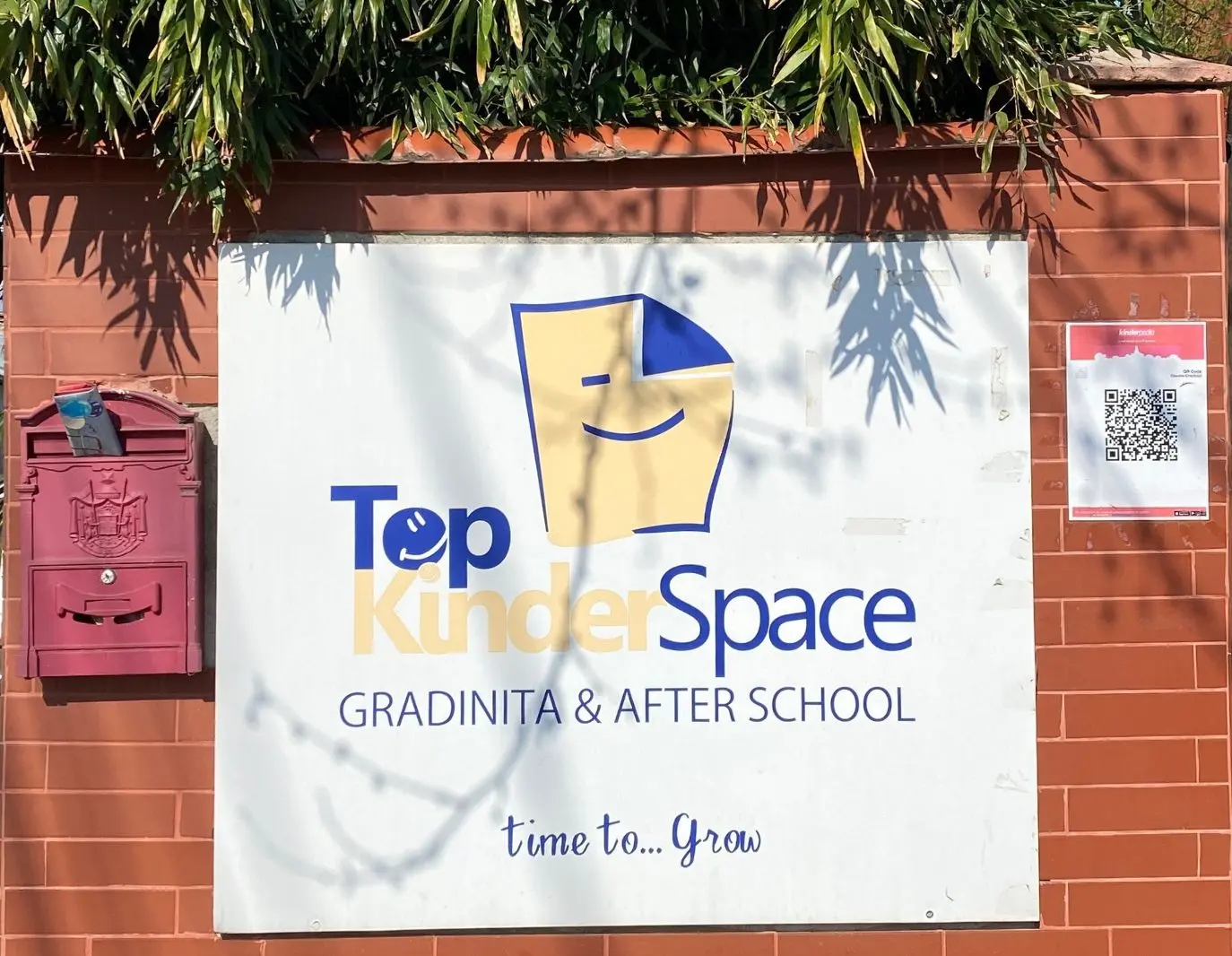 Logo Top Kinder Space pe peretele de la intrare